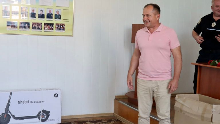 Він їм стане у нагоді: мер Коломиї подарував поліцейським електросамокат (ФОТО)