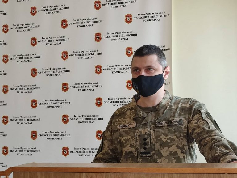На Прикарпатті чоловіків наполегливо запрошують до військкоматів: а далі – куди? 13 На Прикарпатті чоловіків наполегливо закликають до військкоматів: а далі – куди?