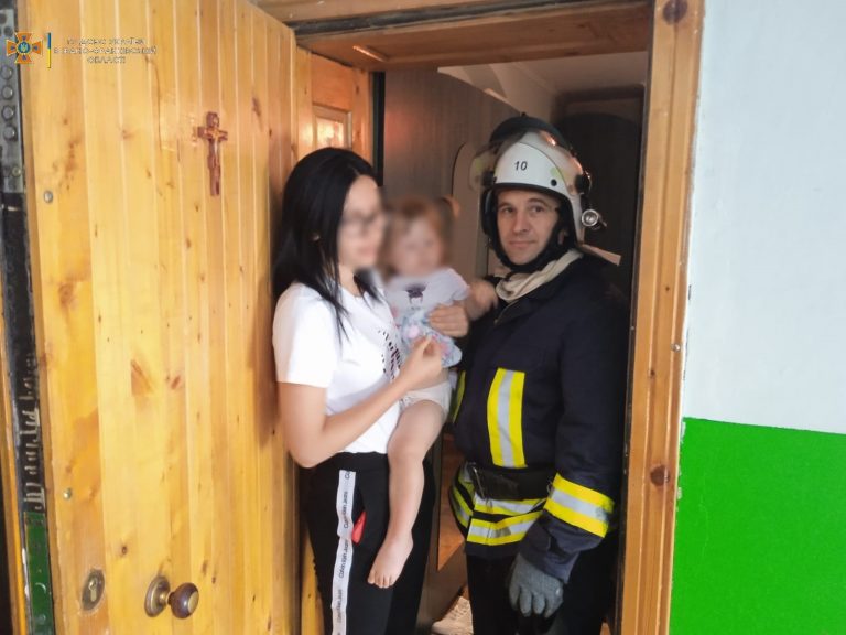 У Долині визволяли маленьку дівчинку, яка зачинилася у квартирі (ФОТО) 2 292823694 352638350358868 8906157154013550639 n