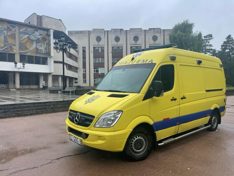 Ляшко та Савчук передали Славутицькій міській лікарні реанімобіль 8 293058762 776815933769140 7108236926726648323 n