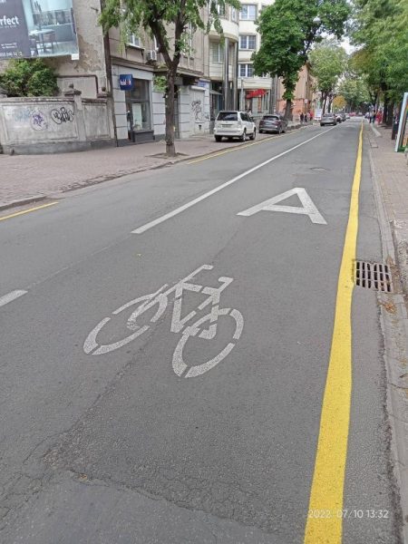 Неуважні водії: в Івано-Франківську пояснили, що означає жовта лінія на дорогах (ФОТО)