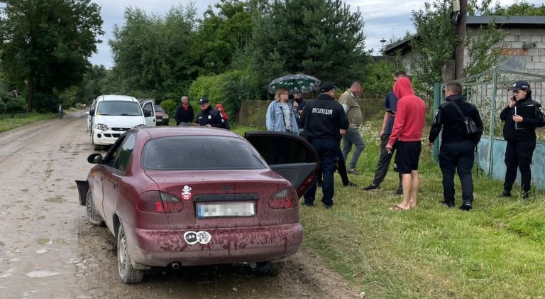 Постраждали діти: на Львівщині п'яний водій в'їхав у припарковане авто (ФОТО)