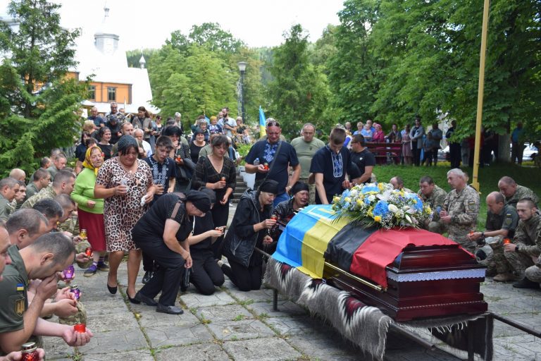 Верховинщина зустріла тіло загиблого на війні Тараса Стефанюка (ФОТО) 9 294462901 5859652614062259 7880649259022200620 n
