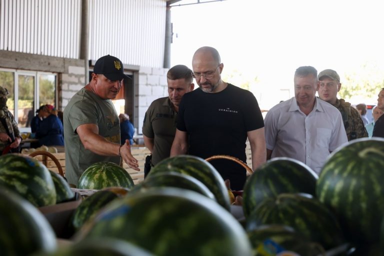 Прем'єр-міністр відвідав підприємство з вирощування кавунів на Одещині (ФОТО) 6 Прем'єр-міністр відвідав підприємство з вирощування кавунів на Одещині (ФОТО)