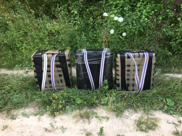 Пробиралися крізь хащі: на Волині контрабандисти несли цигарки до Польщі (ФОТО) 2 Пробиралися крізь хащі: на Волині контрабандисти несли цигарки до Польщі (ФОТО)