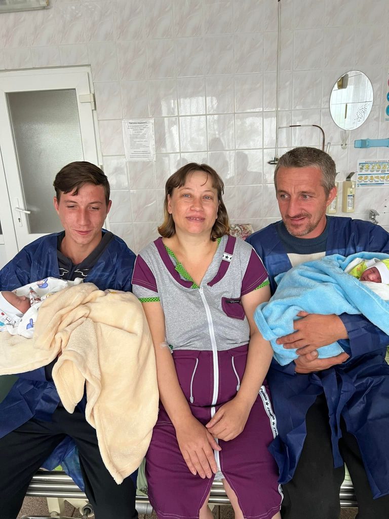 Тепер в сім'ї 4 хлопчики і 7 дівчаток: на Рожнятівщині у багатодітної сім'ї народилася двійня (ФОТО)