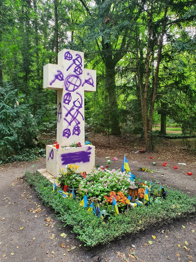 У Німеччині поглумилися над пам'яттю Степана Бандери (ФОТО) 7 295576299 10160242604746774 5911448576398093678 n