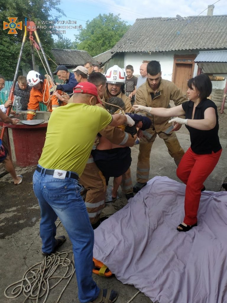 Городенківські вогнеборці врятували жінку, котра впала в колодязь (ФОТО) 3 295693612 363832265906143 6525284947215368432 n