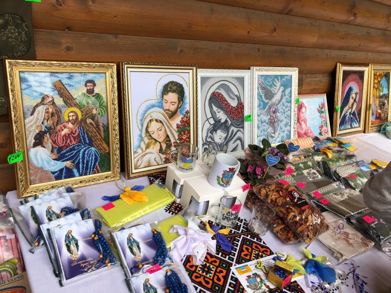 У Крихівця провели ярмарок на підтримку ЗСУ 5 296923800 616901653339428 1590542942881371448 n