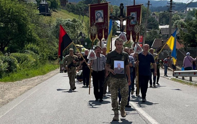 На Прикарпатті попрощались із загиблим воїном Олександром Простаком (ФОТО) 8 4 6