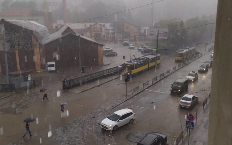 Затоплені вулиці, грім та град: у Львові лютує негода (ФОТО, ВІДЕО) 11 8452d3fea9ed05b4746adf97e9f0e6d4