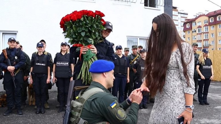 На Франківщині курсант Нацгвардії освідчився своїй коханій (ВІДЕО) 8 903415fa78e126d5