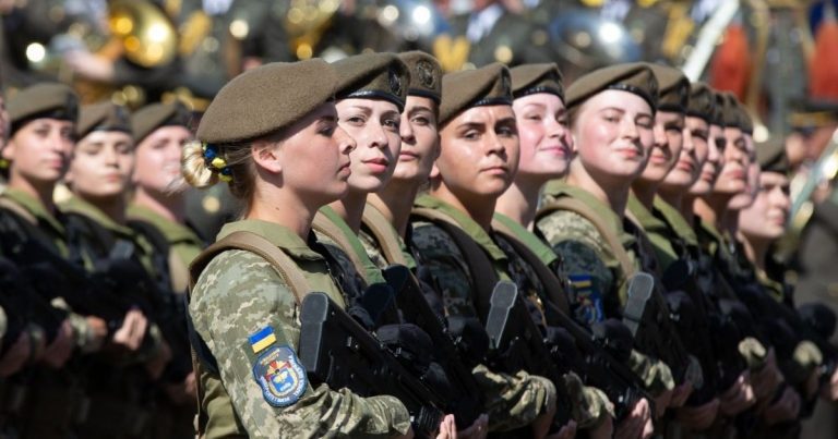Повістки та заборони на виїзд із України: скількох жінок це торкнеться з 1 жовтня 1 4 000 в зоні бойових дій: скільки жінок зараз у складі ЗСУ