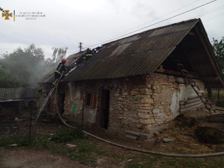 У Рогатині горіла господарська будівля (ФОТО) 4 FB IMG 1657176995906