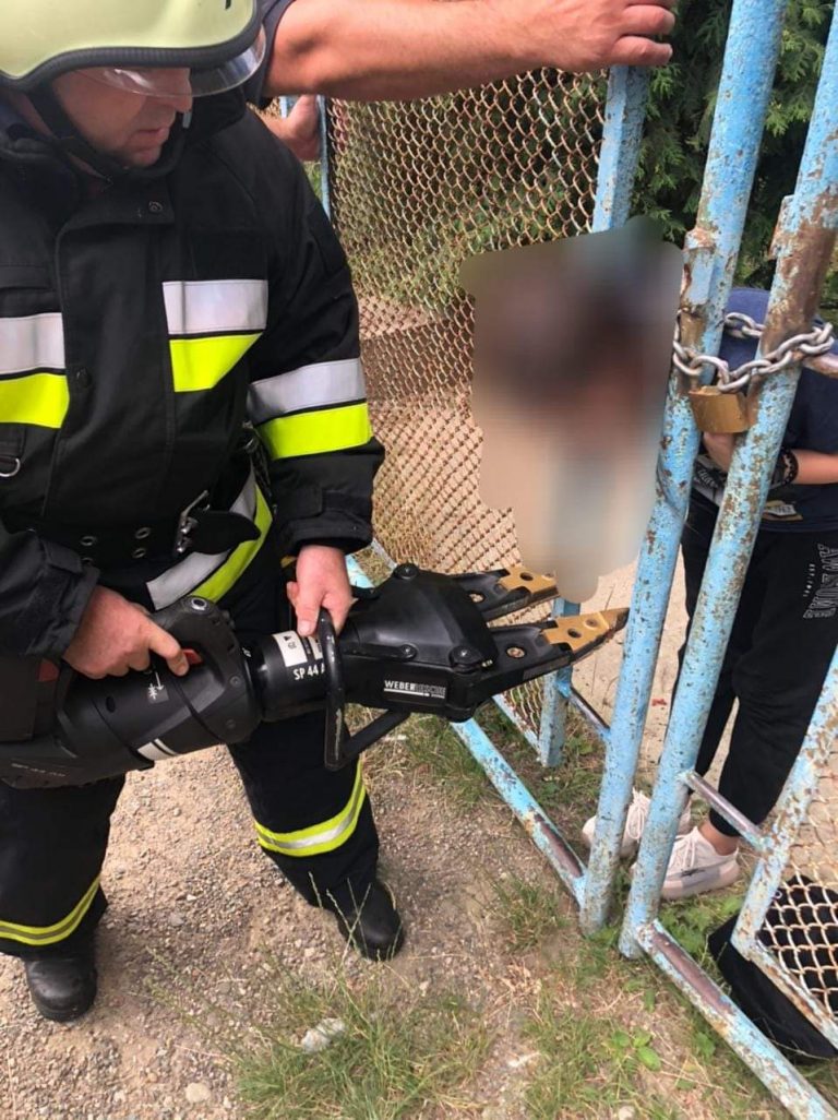 У Коломиї голова дівчинки застрягла у металевій огорожі, допомогли рятувальники (ФОТО) 5 FB IMG 1657896778240