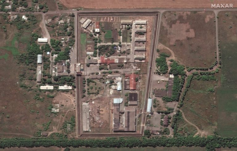 У мережі показали супутникові знімки колонії в Оленівці до та після теракту 8 FY8NoJkWYAAO0OB