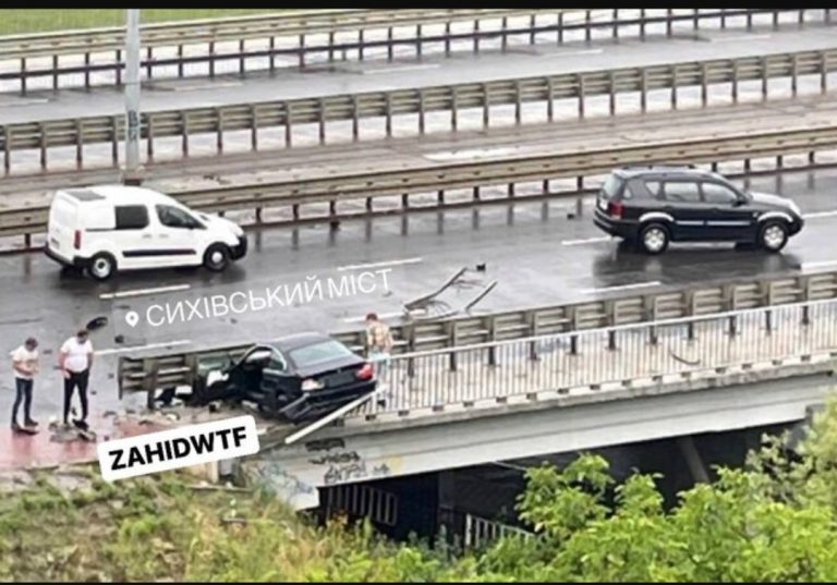 На Львівщині автомобіль протаранив огорожу та застряг на мості (ФОТО) 6 IMG 20220731 105449