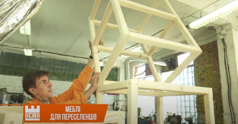 Волонтери з Краматорська виготовляють меблі для переселенців у Франківську 8 Snymok ekrana 2022 07 24 165011