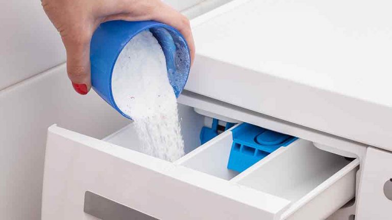 Як вибрати порошок, який подовжить термін роботи пральної машини 5 laundry powder poured into fl washer