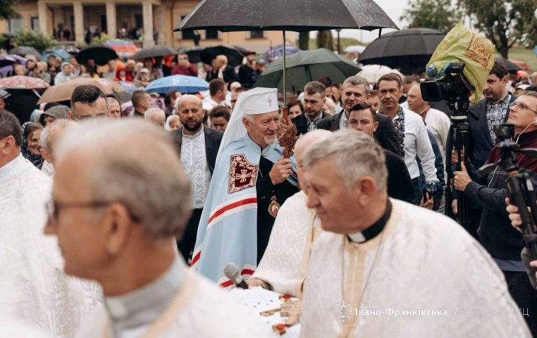 Просили Божого благословення для України: у Крилосі відбулася Всеукраїнська Патріарша проща (ФОТО)
