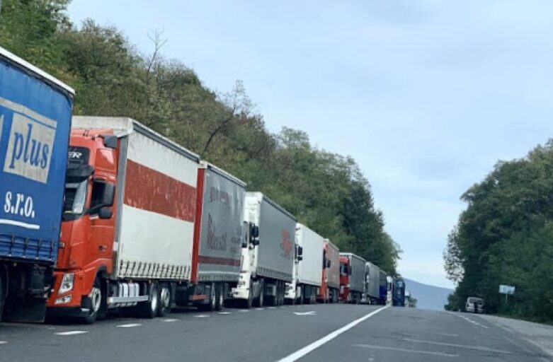 Аби розвантажити дороги: на польському кордоні хочуть встановити електронну чергу для вантажівок