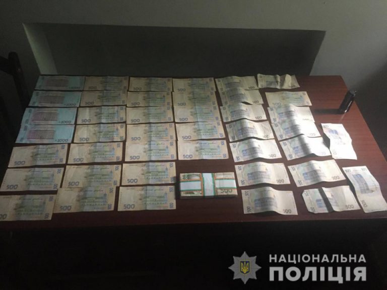 65 тис. грн за місце на кладовищі: на хабарі затримали посадовця (ФОТО) 8 252903 habar2 new 960x380 0