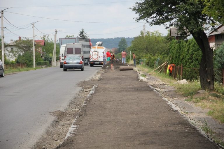 У Болехові облаштовують пішохідну доріжку з старого асфальту (ФОТО) 10 У Болехові облаштовують пішохідну доріжку з старого асфальту (ФОТО)
