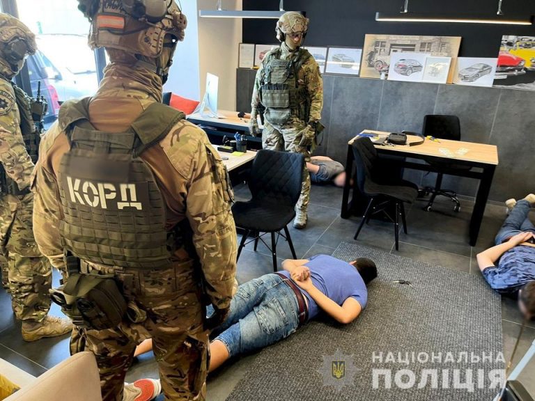 На оборудках з автомобілями для ЗСУ викрили на Прикарпатті двох псевдоблагодійників (ФОТО)