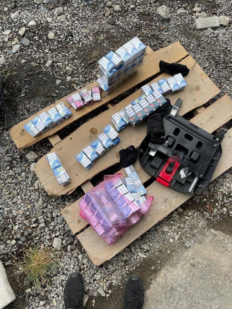 237 пачок цигарок у дитячому кріслі: на Закарпатті виявили контрабандиста (ФОТО) 9 237 пачок цигарок у дитячому кріслі: на Закарпатті виявили контрабандиста (ФОТО)