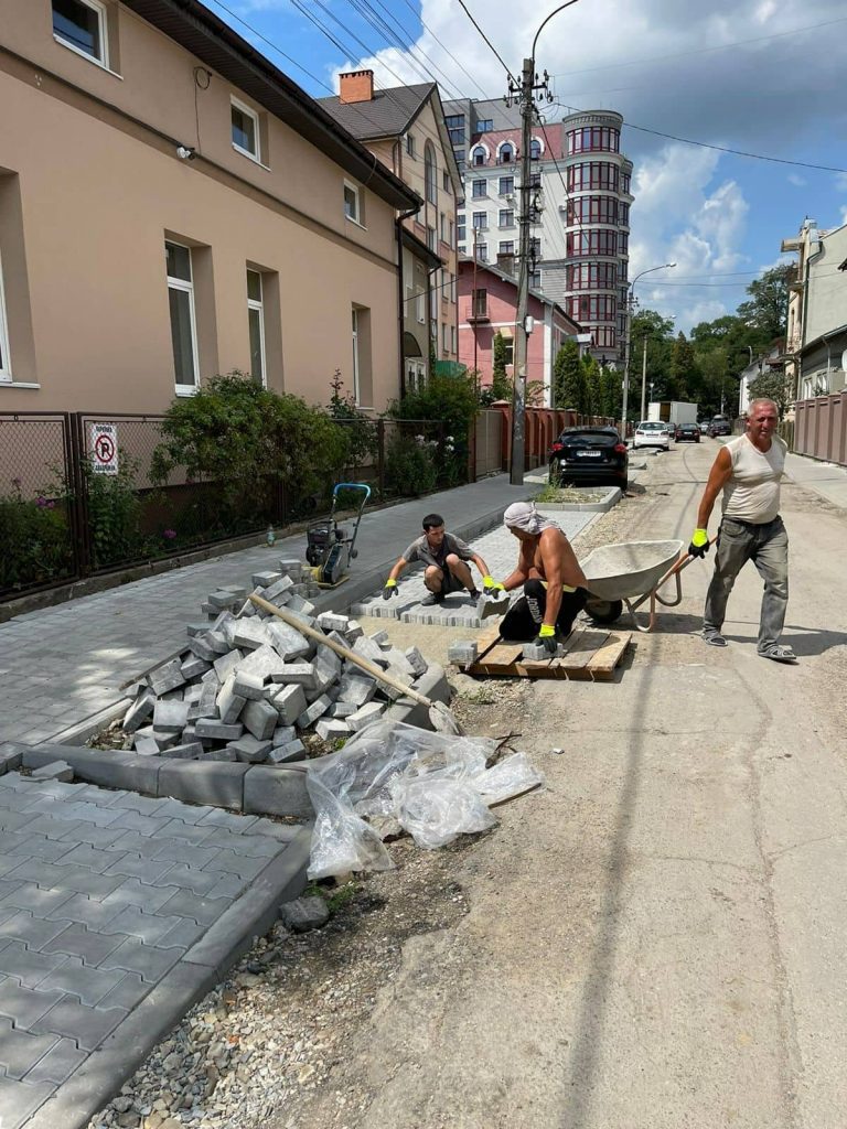 У Франківську на вулиці Цьоклера облаштовують нові тротуари (ФОТО) 7 297072284 617609329935327 4395104985552592691 n