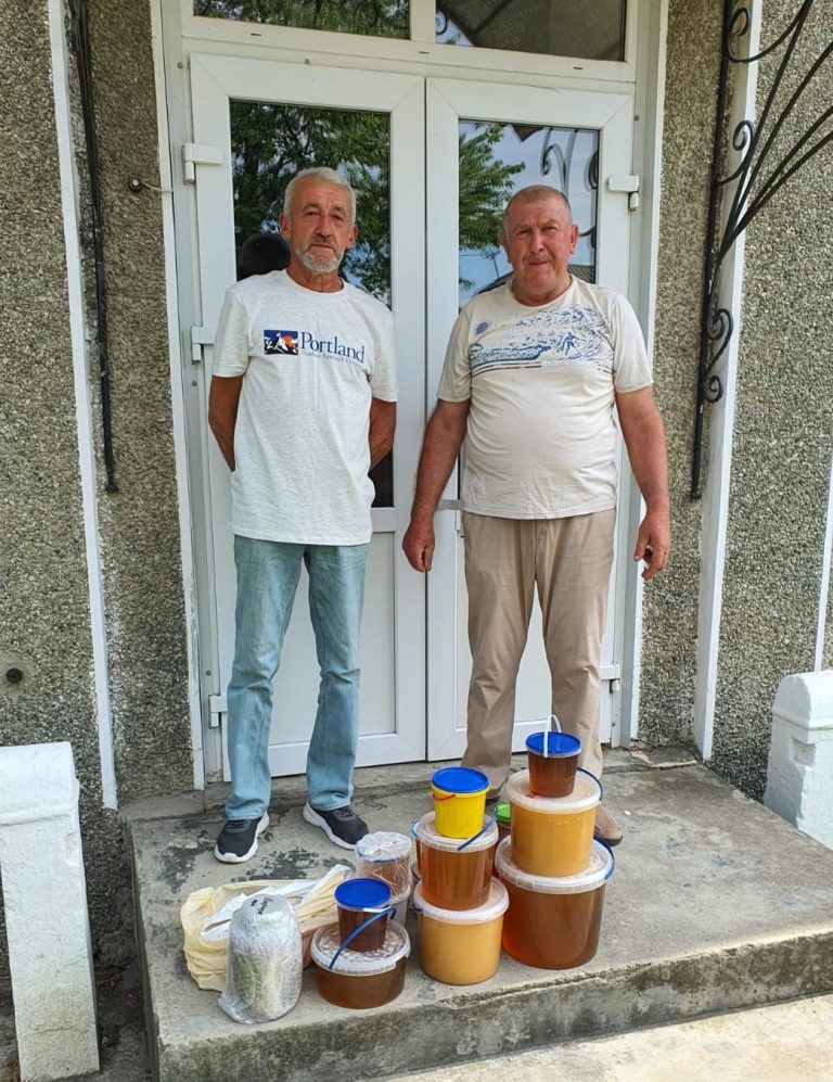 На Прикарпатті спілка пасічників передала 50 літрів меду захисникам 4 297116077 1657892541259440 1133787992462273202 n