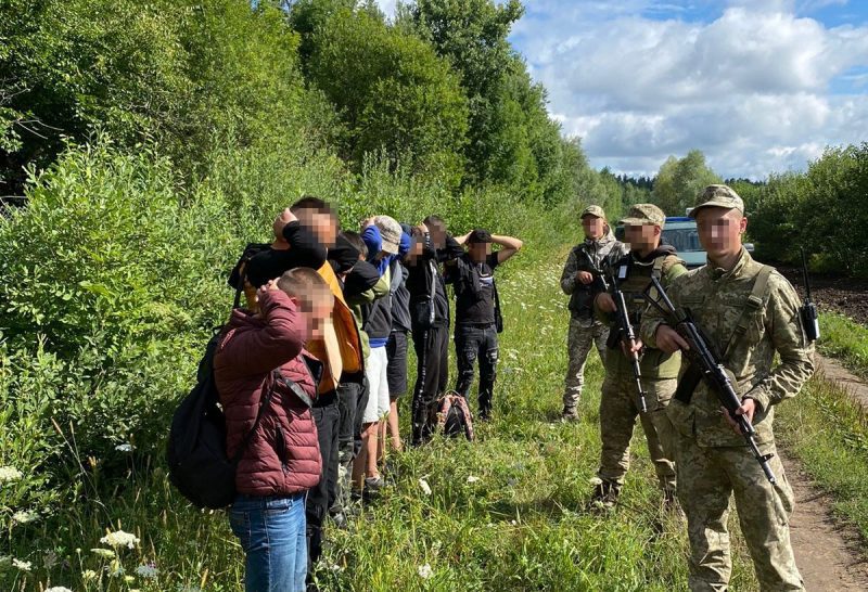 Десятьох мешканців Буковини та Прикарпаття затримали під час спроби порушення кордону.