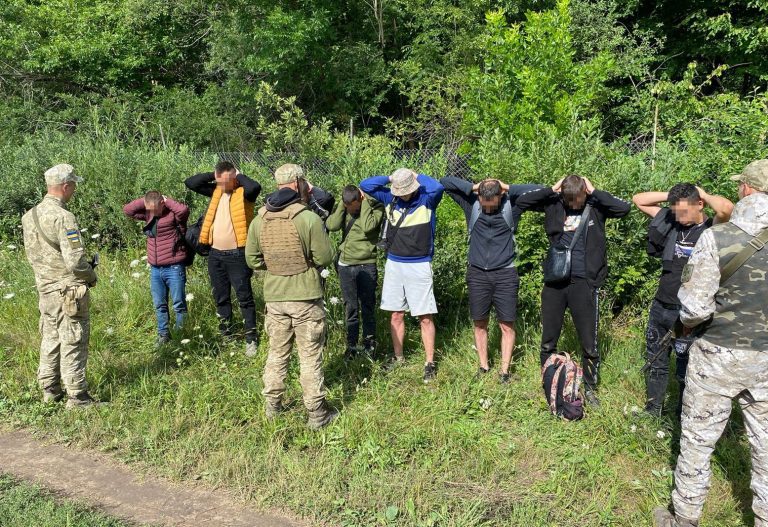 Прикарпатці та буковинці хотіли незаконно потрапити до Румунії: їх зустріли прикордонники (ФОТО) 7 Прикарпатці та буковинці хотіли незаконно потрапити до Румунії: їх зустріли прикордонники (ФОТО)