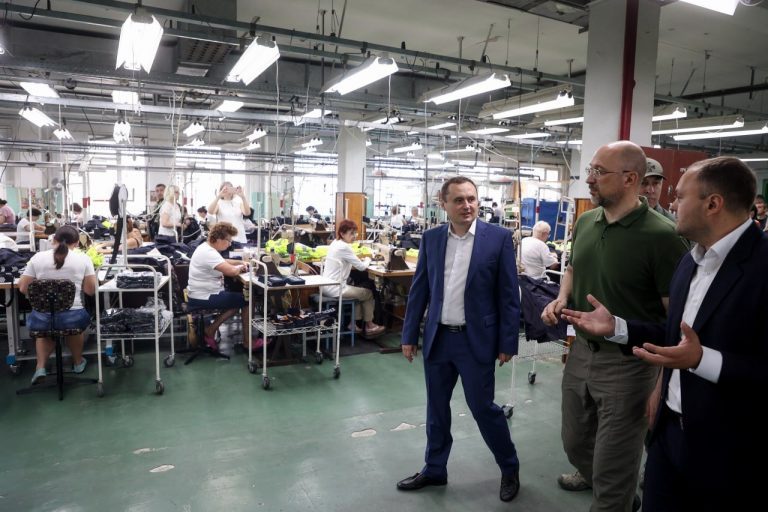 Київщина й Черкащина: прем'єр побував на швейній фабриці й фермерському господарстві (ФОТО) 3 Київщина й Черкащина: прем'єр побував на швейній фабриці й фермерському господарстві (ФОТО)