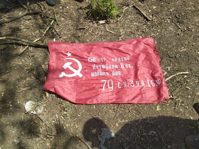 Залишили амуніцію, боєприпаси, бойовий прапор: окупанти втекли від бійців Закарпатського регіону 4 Залишили амуніцію, боєприпаси, бойовий прапор: окупанти втекли від бійців Закарпатського регіону