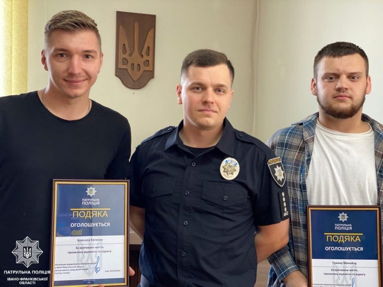 Хотів стрибнути з мосту: у Франківську двоє перехожих врятували чоловіка 3 Хотів стрибнути з мосту: у Франківську двоє перехожих врятували чоловіка