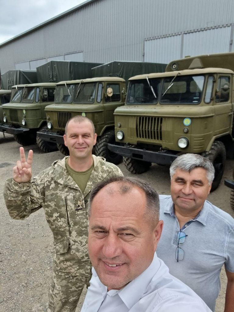 До захисників поїхали п’ять машин від Коломийської громади (ФОТО) 1 298438776 496380849158300 3454933641303012939 n