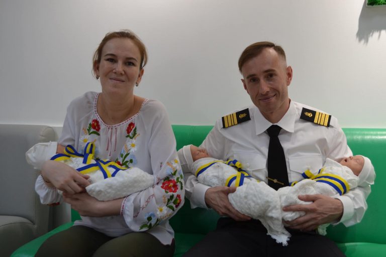 У родині військових ЗСУ народилася трійня хлопчиків (ФОТО)