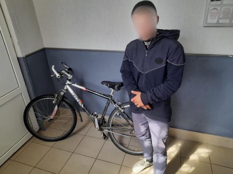 Затримали на вкраденому велосипеді: у Коломиї чоловік поцупив плазмовий телевізор з автобуса (ФОТО)