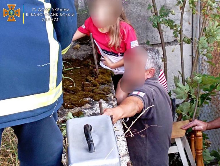 У Надвірній дівчинка впала і її рука "застрягла" між металевими прутами (ФОТО) 5 У Надвірній дитина застрягла між арматурними прутами: що з нею? (ФОТО)