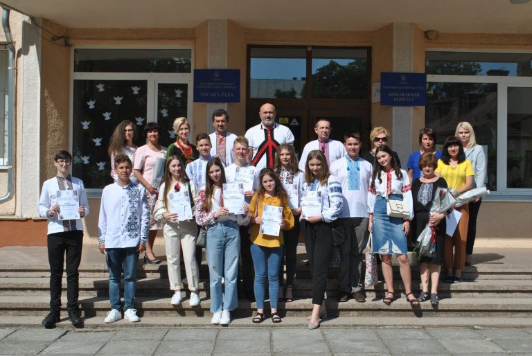 8 дівчат і 6 хлопців: у Рогатинській громаді 14 випускників склали мультитест на 200 балів 11 8 дівчат і 6 хлопців: у Рогатинській громаді 14 випускників склали мультитест на 200 балів