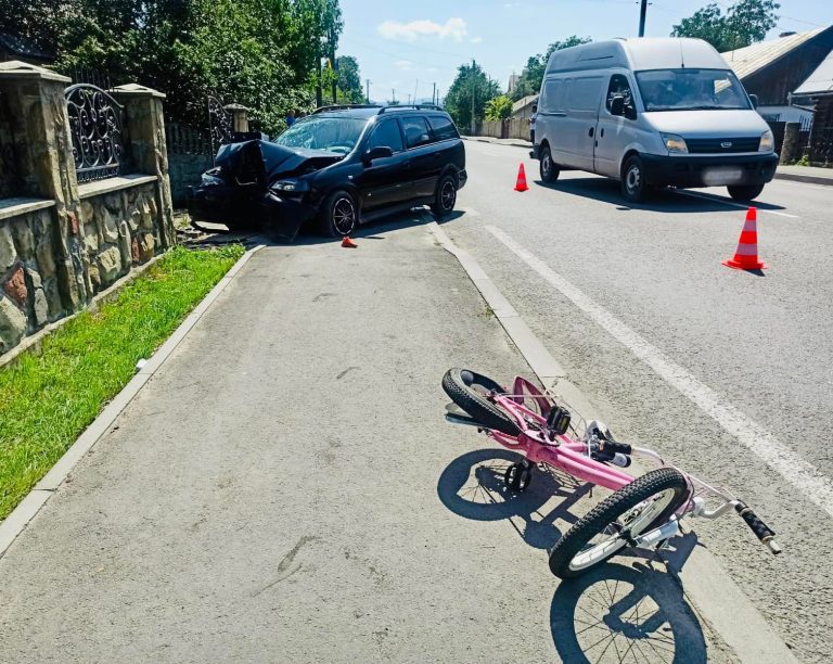 На Надвірнянщині водій збив 7-річну дівчинку і в'їхав у бетонну огорожу (ФОТО) 4 На Надвірнянщині водій збив 7-річну дівчинку і в'їхав у бетонну огорожу (ФОТО)
