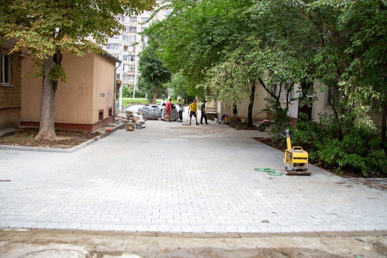 У Івано-Франківську мешканці ще одного двору дочекалися ремонту (ФОТО) 4 299854304 629325138763746 142391431379049713 n