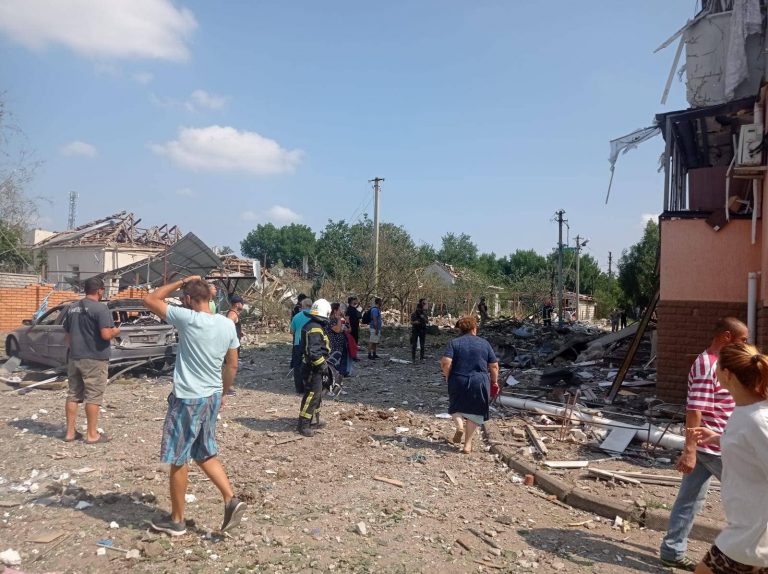 Росіяни вдень обстріляли Вознесенськ: серед поранених - діти (ФОТО) 10 Росіяни вдень завдали удару по Вознесенську: серед поранених - діти (ФОТО)