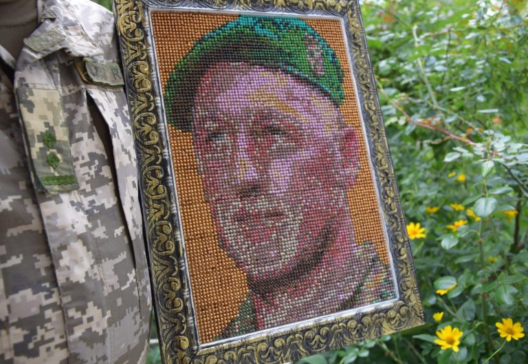 Пронизливий погляд, ніби живий: родині загиблого прикордонника подарували його портрет із сірників 6 Пронизливий погляд, ніби живий: родині загиблого прикордонника подарували його портрет із сірників