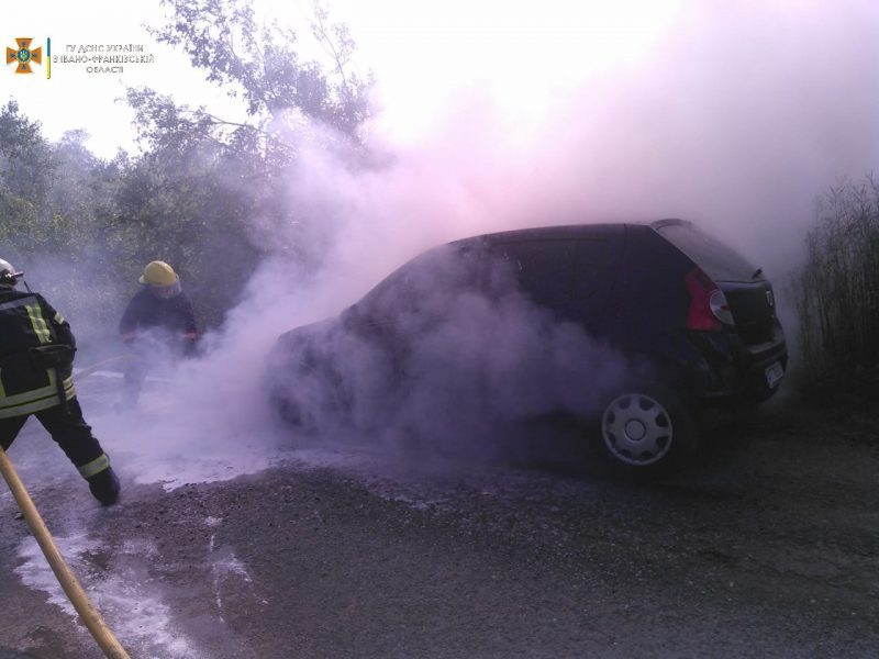 На Богородчанщині вдень загорівся автомобіль: гасили пожежу 5 рятувальників (ФОТО)
