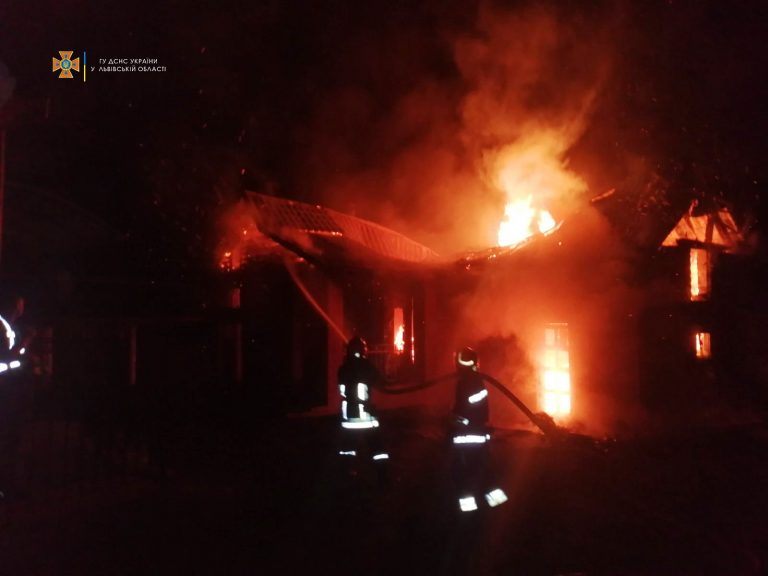 На Львівщині вночі горів будинок: загинув чоловік власниці (ФОТО) 5 На Львівщині на Спаса горів будинок: загинув чоловік власниці (ФОТО)