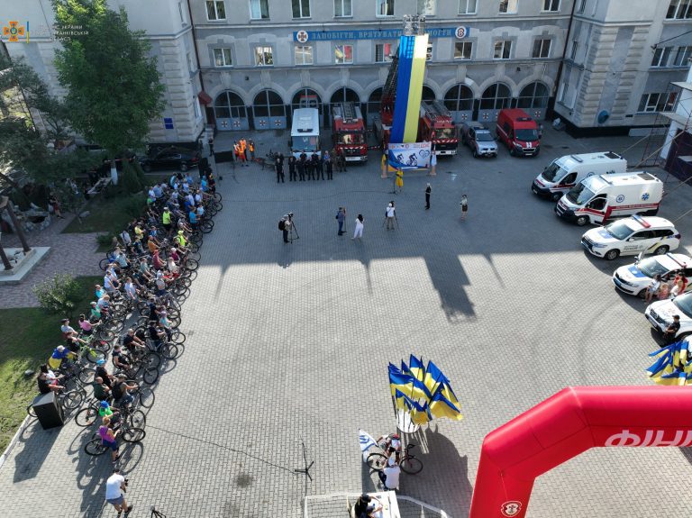 Понад 226 гривень для ЗСУ: прикарпатські рятувальники провели благодійний велозаїзд (ФОТО) 1 Понад 226 гривень для ЗСУ: прикарпатські рятувальники провели благодійний велозаїзд (ФОТО)