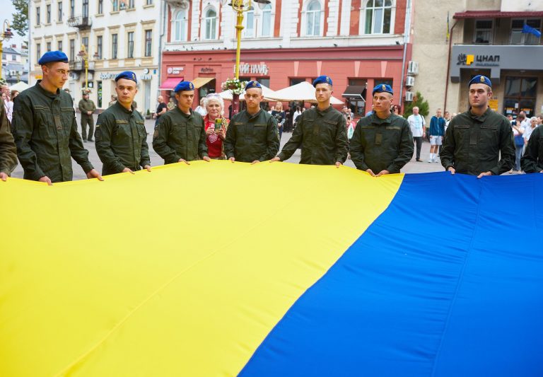 У Франківську першими в області підняли Державний прапор України (ФОТО)