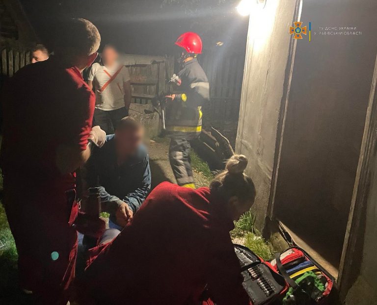 Сперся на колодязь і впав: на Львівщині чоловік невдало вийшов покурити (ФОТО)